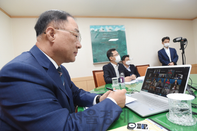 홍남기 부총리 겸 기획재정부 장관이 지난 10일 서울 광화문 정부서울청사에서 ‘제1차 OECD 장관급 이사회 라운드테이블’ 화상회의에 참석하고 있다./사진제공=기재부