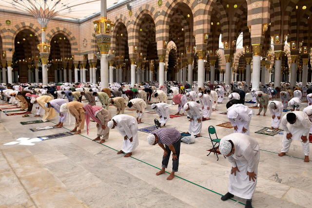 5일(현지시간) 사우디아라비아의 메디나에서 무슬림들이 예배를 보고 있다./로이터연합뉴스