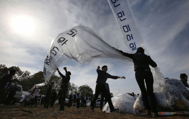 2016년 4월 2일 경기도 파주시 접경지역에서 자유북한운동연합 등 탈북자 단체들이 대북 전단을 날리고 있다./연합뉴스