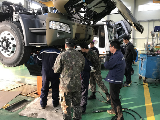 지난 8일 타타대우상용차는 군산 본사에서 공군 수송관 및 정비관 20명을 대상으로 ‘2020년 상반기 공군 정기교육’을 실시했다./사진제공=타타대우상용차