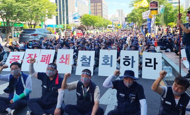 대우버스노조가 지난 10일 울산시청 앞에서 사측의 ‘울산공장 폐쇄 추진’ 철회를 요구하는 결의대회를 열고 있다. /울산=연합뉴스