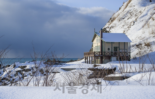 눈 덮인 일본 홋카이도의 한 주택/니드픽스닷컴