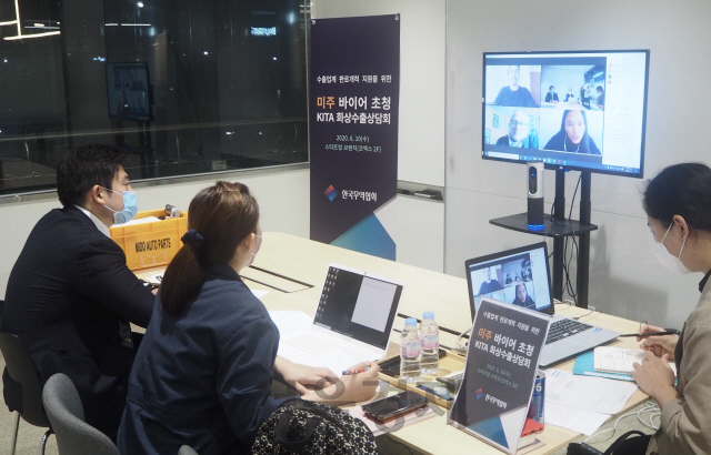 한국 기업 해외 영업 담당자가 10일과 11일 양일간 이어진 ‘미주 바이어 초청 화상 수출 상담회’에 참석해 제품 설명을 하고 있다./사진제공=무협