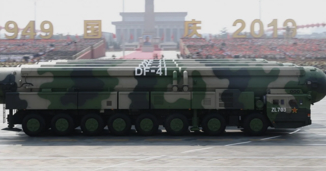 중국이 지난해 국경절(10월1일) 열병식에서 공개한 대륙간탄도미사일(ICBM) ‘둥펑-41’의 모습.  /신화연합뉴스