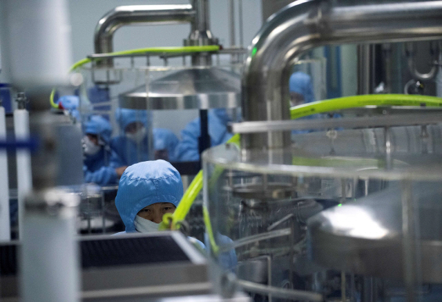 10일 중국 선양의 한 연구소에서 연구원들이 코로나19 백신개발과 관련한 연구를 진행하고 있다. /AFP연합뉴스