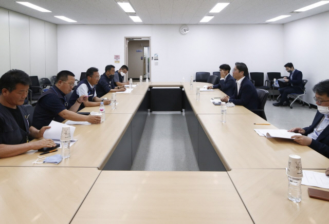 김명환(왼쪽 세번째) 민주노총 위원장과 성윤모(오른쪽 두번째) 산업통상자원부 장관이 11일 정부서울청사에서 대화하고 있다.     /사진제공=민주노총