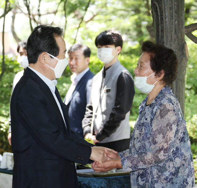 정세균 국무총리가 11일 서울 삼청동 총리공관에서 고 이한열 열사의 모친인 배은심 전국민족민주유가족협의회 명예회장을 만나 인사하고 있다. /연합뉴스