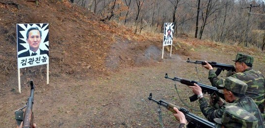 2013년 4월 북한이 공개한 사격훈련 장면. 김관진 당시 국방부 장관의 사진을 과녁으로  만들어 사격을 하고 있다.   /연합뉴스