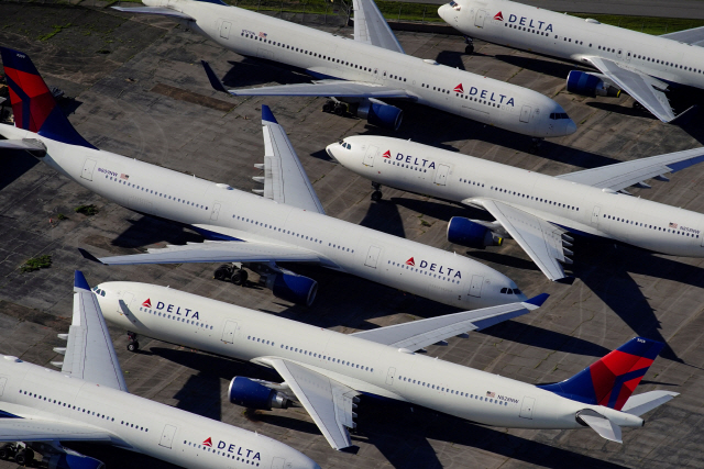 공항에 늘어서 있는 델타항공 비행기들./로이터연합뉴스