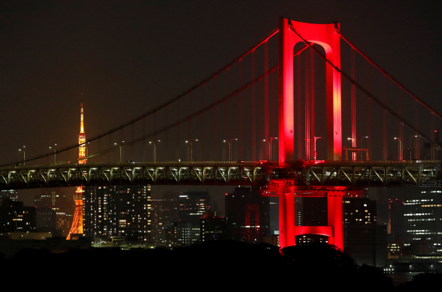 지난 2일 일본 도쿄 레인보우 브리지에 코로나19 일일 확진자 급증을 경고하는 적색 조명이 켜져 있다. 도쿄 도는 이날 도민에게 경계를 당부하기 위해 ‘도쿄 경보’를 발령했다. /로이터연합뉴스