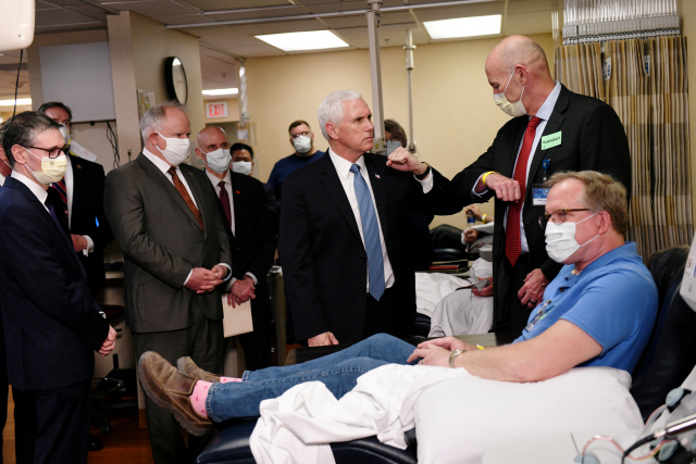 지난 4월 28일 마이크 펜스 부통령이 미국 미네소타주의 마요 클리닉을 방문, 코로나19에서 회복된 환자를 만나고 있다. 펜스 부통령은 홀로 마스크를 착용하지 않아 여론의 비판을 받았다. /로이터연합뉴스