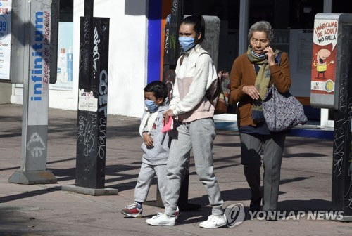 코로나19 감염을 피하기 위해 마스크를 쓰고 이동 중인 멕시코 시민/AFP연합뉴스