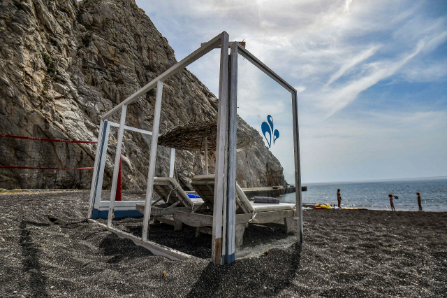 그리스의 대표 관광지 산토리니섬의 페리사 해변에 코로나19 전염을 막기 위한 칸막이 선베드와 파라솔이 설치된 모습. /AFP연합뉴스