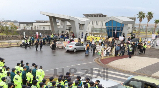 제주 해군기지 관사 공사 방해한 민주노총 간부, 벌금 150만원 확정