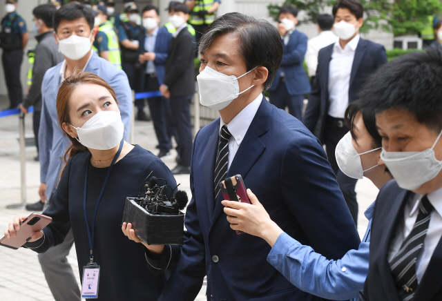 조국 전 법무부 장관이 지난 5일 서울 서초구 서울중앙지법에서 열린 자신의 두 번째 공판에 출석하고 있다./오승현기자