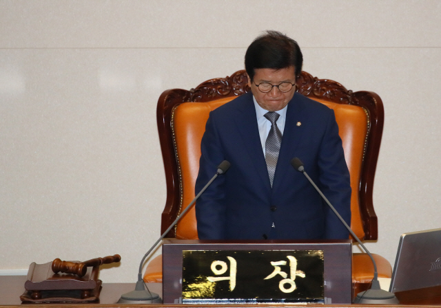 박병석 국회의장이 12일 국회 본회의에서 국회 원구성 연기를 발표하며 굳은 표정을 짓고 있다. /연합뉴스