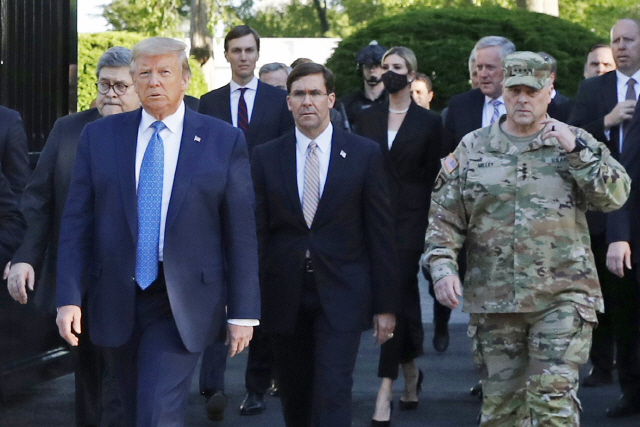 지난 1일(현지시간) 도널드 트럼프(앞줄 왼쪽) 미국 대통령과 마크 밀리(앞줄 오른쪽) 합참의장이 백악관을 떠나 세인트존스 교회로 걸어가고 있다. /AP연합뉴스
