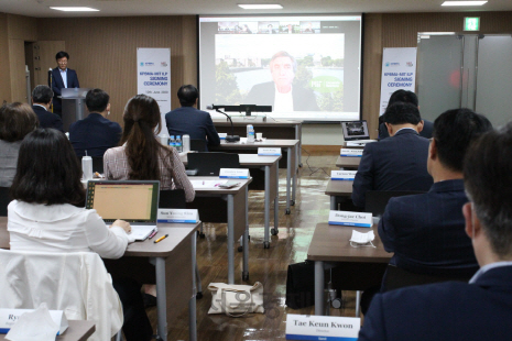 12일 서울 서초구 한국제약바이오협회에서 열린 메사추세츠공과대학 기업 연계프로그램(MIT ILP) 화상 협약식에서 컨소시엄 참여 기업 관계자들이 칼코스터 MIT ILP 대표의 설명을 듣고 있다./사진제공=