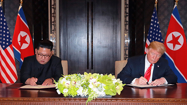 김정은 북한 국무위원장과 도널드 트럼프 미국 대통령이 지난 2018년 6월 12일 싱가포르 센토사섬 카펠라 호텔에서 합의문에 서명하고 있다./연합뉴스