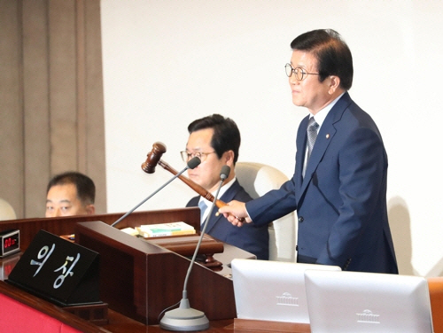 박병석 국회의장이 12일 국회 본회의에서 오는 15일까지 여야 원구성 합의를 요구하며 산회를 선포하고 있다.  /연합뉴스