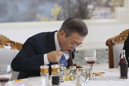 北옥류관 주방장 '文, 국수 처먹을 때 요사 떨더니 한 일 전혀 없어'