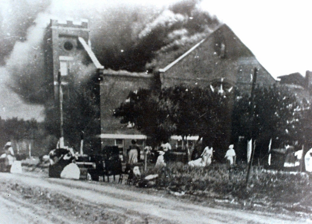 지난 1921년 털사 학살 사건 당시 백인 폭도들에 의해 교회가 불타고 있다. /AP연합뉴스