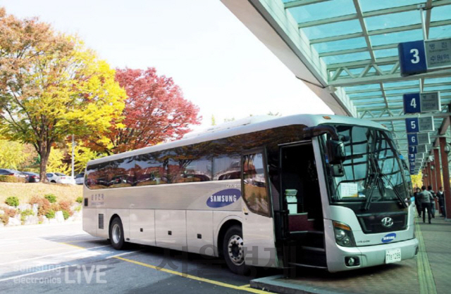 삼성전자는 임직원 출퇴근 편의를 위해 통근버스를 운영하고 있다. 수원사업장에 주차돼 있는 통근버스의 모습/사진제공=삼성전자