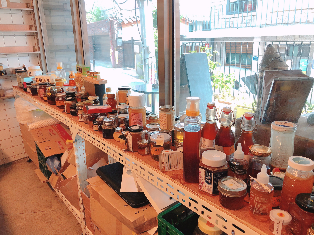 카페 메뉴를 통해 소개하고 있는 전 세계 다양한 꿀들.