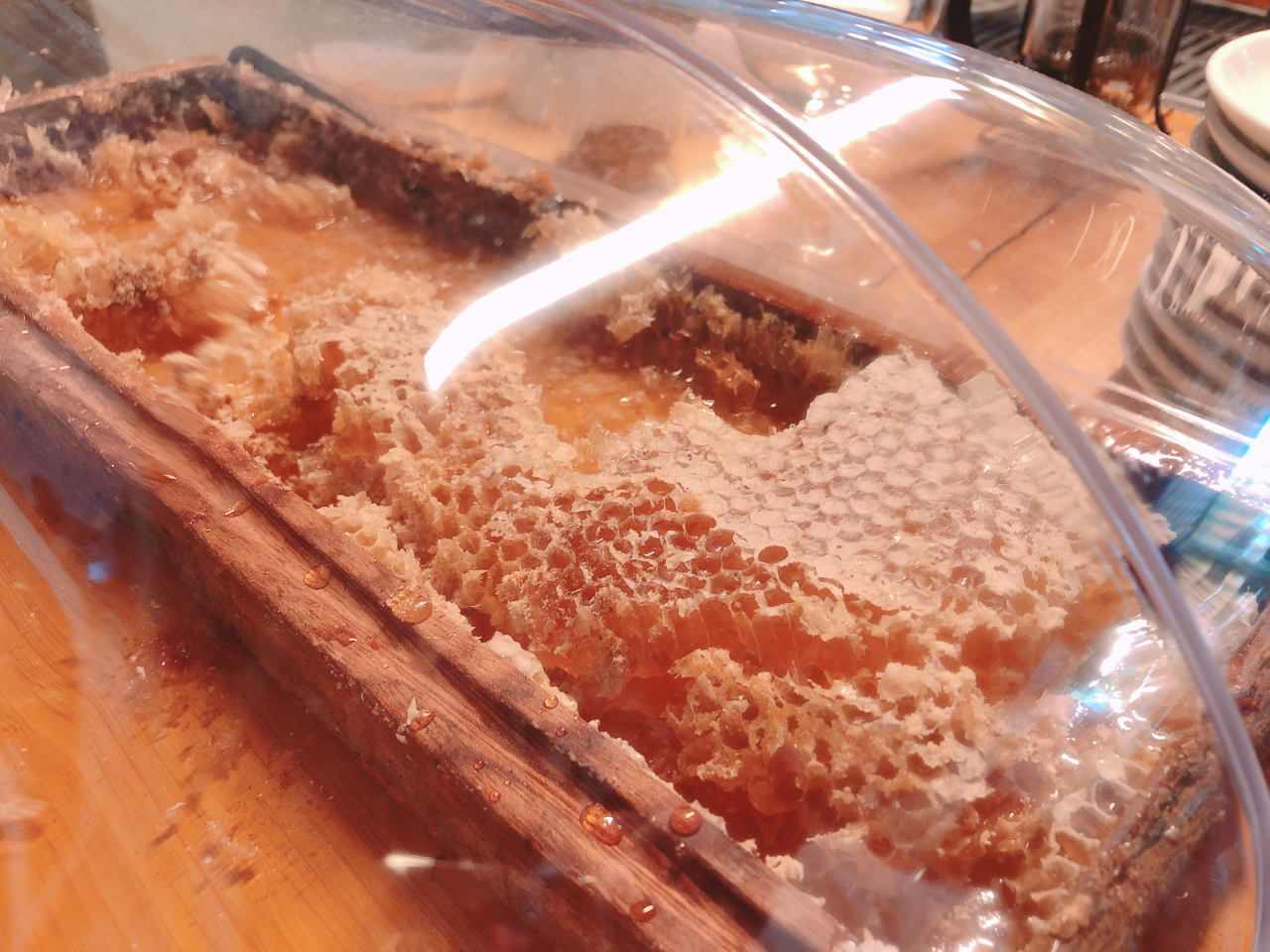 숙성 꿀에 대해 설명 중인 권도혁 대표. 카페에서 실물을 직접 볼 수 있다.