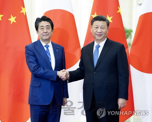 시진핑(오른쪽) 중국 국가 주석과 아베 신조 일본 총리. /연합뉴스