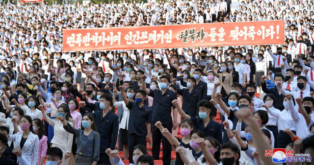 지난 6일 평양시 청년공원야외극장에 모인 북한 학생들이 마스크를 쓴 채로 탈북자들의 대북 전단 살포를 규탄하고 있다. /연합뉴스
