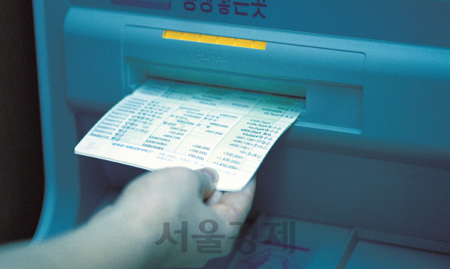 현금자동입출금기(ATM)에서 통장 입출금 내역을 정리하는 모습. (사진은 본 사건과 관계 없음) /사진=이미지투데이