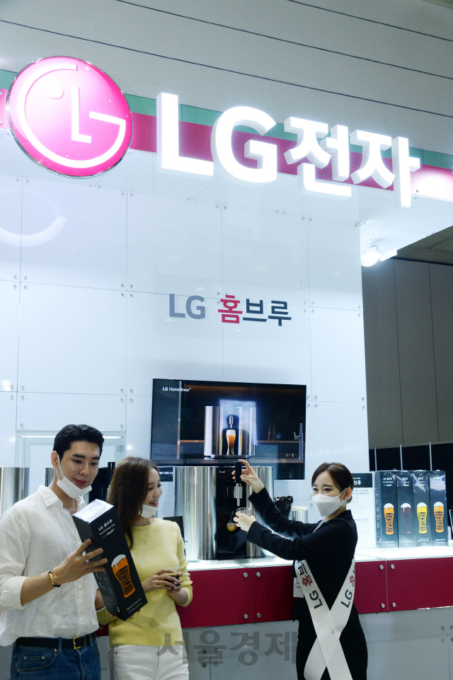 LG전자는 ‘2020 서울국제주류박람회’에 참가해 ‘LG 홈브루’로 만든 프리미엄 수제맥주를 선보였다. /사진제공=LG전자