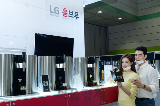 LG전자는 ‘2020 서울국제주류박람회’에 참가해 ‘LG 홈브루’로 만든 프리미엄 수제맥주를 선보였다. /사진제공=LG전자