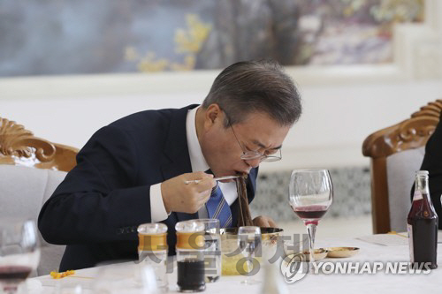 문재인 대통령이 2018년 9월19일 평양 옥류관에서 평양냉면을 먹고 있다. /연합뉴스