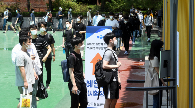 14일 서울 성북구 서경대에서 한국철도공사 신입사원 공개채용 필기시험을 치르는 응시생들이 체온 측정을 위해 거리를 둔 채 줄을 서 있다. 이날 시험은 코로나19 사태로 두 차례 연기됐다가 전국 24개 시험장에서 4만3,000여명이 응시한 가운데 일제히 진행됐다. /성형주기자