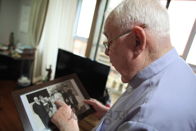 함제도 신부가 미국에서 사제수품을 받고 가족들과 함께 찍은 기념사진을 보며 설명하고 있다.