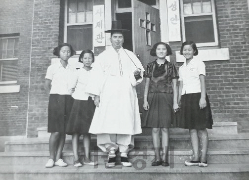 함제도(사진 가운데) 신부가 청주교구 수동성당에서 한복을 입고 학생들과 함께 한 모습./사진제공=송안토니오 신부