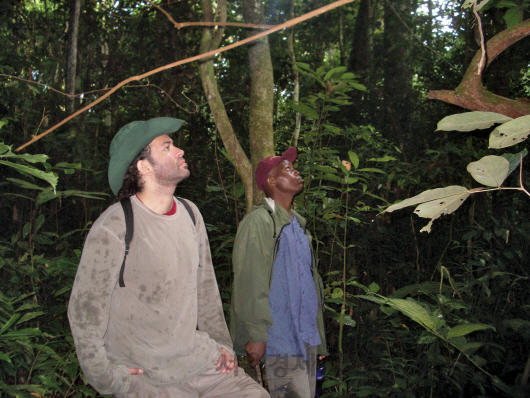 네이선 울프(왼쪽)가 아프리카 열대우림에서 동물 개체 등을 확인하고 있다./사진제공=메타바이오타