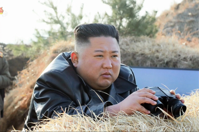 김정은 북한 국무위원장이 3월 20일 서부전선대연합부대의 포사격대항경기를 지도하고 정세에 맞게 포병부대의 훈련 강화를 지시했다고 조선중앙통신이 21일 보도했다. /연합뉴스
