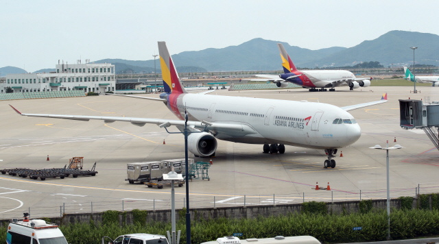 인천국제공항 1터미널 계류장에 아시아나항공 여객기가 멈춰 서 있다./연합뉴스