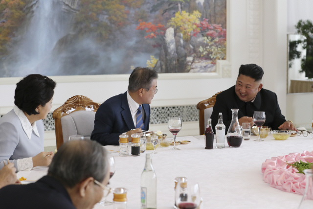 문재인 대통령이 평양 옥류관을 방문해 김정은 국무위원장과 오찬을 하며 대화하고 있다. /연합뉴스=평양사진공동취재단