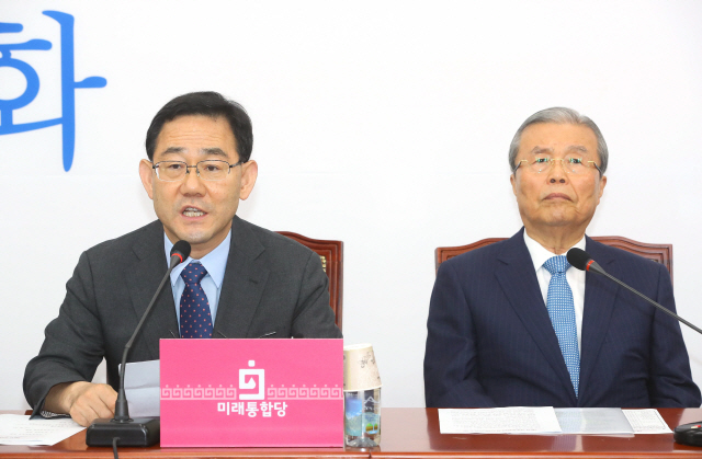 주호영(왼쪽) 미래통합당 원내대표가 15일 국회에서 열린 비상대책위원회 회의에서 발언하고 있다. /연합뉴스