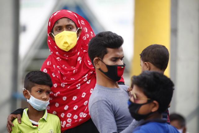지난 1일 마스크를 착용한 한 가족이 페리를 통해 봉쇄령이 풀린 방글라데시 다카의 여객선 터미널에 도착했다. /EPA연합뉴스