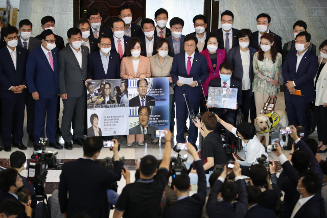 미래통합당 초선의원들이 15일 국회에서 기자회견을 열고 이날 오전에 열린 긴급회동 내용을 설명하고 있다. /연합뉴스