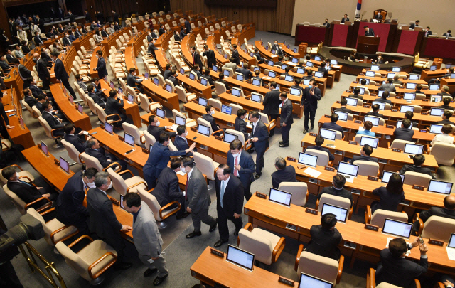 제21대 국회 첫 본회의가 열린 5일 서울 여의도 국회에서 미래통합당 의원들이 주호영 원내대표의 의사진행 발언이 끝난 뒤 본회의장에서 퇴장하고 있다./권욱기자 2020.6.5