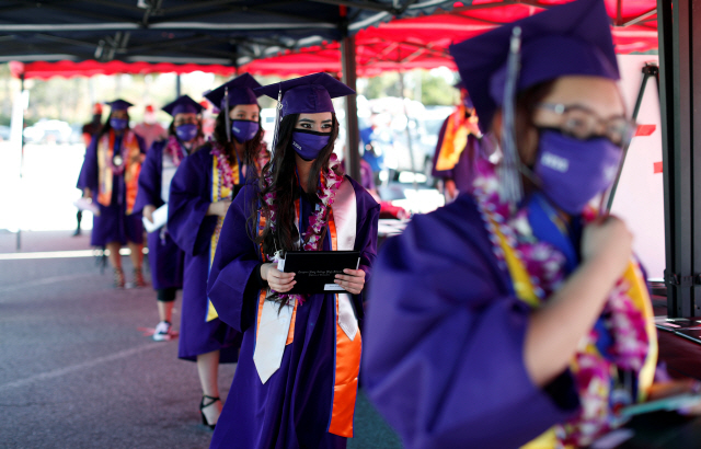 미국 캘리포니아주의 한 고등학교에서 사회적 거리두기를 유지하며 졸업식을 진행하고 있다./로이터연합뉴스