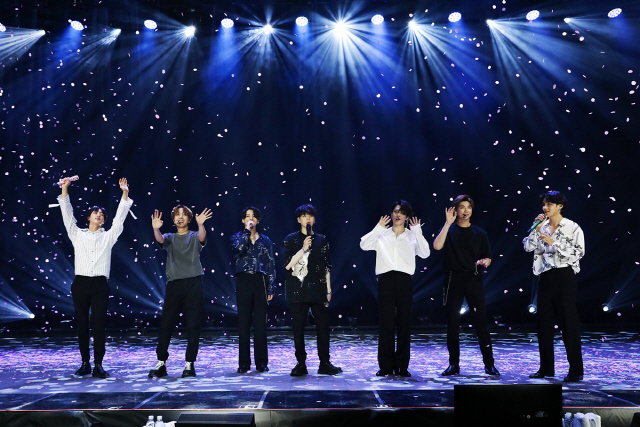 그룹 방탄소년단이 ‘방방콘 The Live’에서 무대를 펼치고 있다. / 사진=빅히트엔터테인먼트 제공