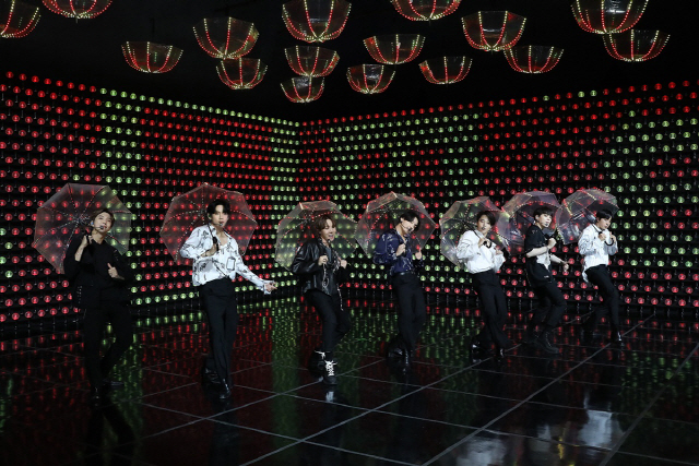 그룹 방탄소년단이 ‘방방콘 The Live’에서 아미밤과 연동해 색이 변하는 LED 우산을 이용한 안무를 선보였다. / 사진=빅히트엔터테인먼트 제공
