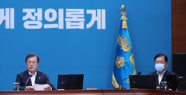 정의용 국가안보실장(오른쪽)이 15일 청와대에서 열린 수석·보좌관 회의에서 문재인 대통령 발언을 듣고 있다./연합뉴스